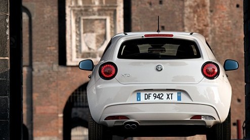 Stilletjes heeft Alfa nieuwe uitvoeringen aan het MiTo gamma toegevoegd. Maar eerlijk is eerlijk; een spetterend welkom is voor de nieuwe 70 pk sterke 1.4 8v motor niet weggelegd. Z'n prijs is wel int