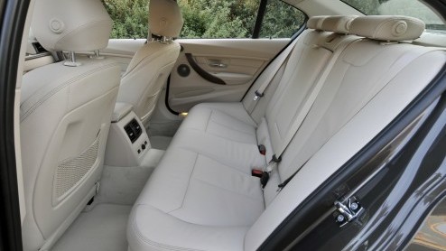 De nieuwe BMW 3 Serie belooft een goed nieuws show te worden dankzij innovatieve moderne snufjes, nog zuiniger motoren en meer interieurruimte. Grote vraag is nu hoe de F30-generatie zich op de weg