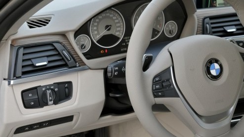 De nieuwe BMW 3 Serie belooft een goed nieuws show te worden dankzij innovatieve moderne snufjes, nog zuiniger motoren en meer interieurruimte. Grote vraag is nu hoe de F30-generatie zich op de weg