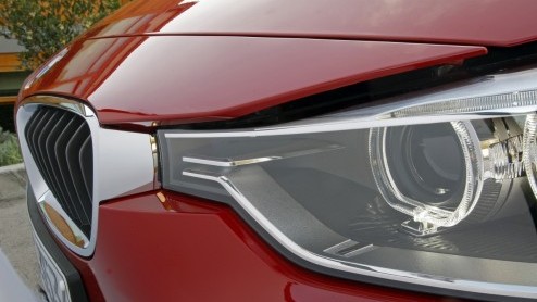 De nieuwe BMW 3 Serie belooft een goed nieuws show te worden dankzij innovatieve moderne snufjes, nog zuiniger motoren en meer interieurruimte. Grote vraag is nu hoe de F30-generatie zich op de weg