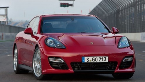 Porsche presenteert een ng sportievere versie van zijn Gran Turismo: de Panamera GTS. De Gran Turismo Sport heeft meer vermogen, een verlaagd en nog sportiever afgestemd onderstel en betere remmen. O