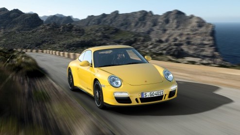 Porsche breidt de top van het modellengamma uit met twee vierwielaangedreven versies van de 911. De Coup en de Cabriolet van de 911 Carrera 4 GTS staan vanaf augustus bij de dealers.