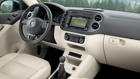 Nog deze maand staat de vernieuwde Tiguan bij in de Volkswagen-showroom. De opgefriste compacte SUV is in diverse uitvoeringen zuiniger geworden en bovendien leverbaar met nieuwe assistentiesystemen. 