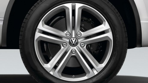 Volkswagen past het leveringsprogramma van de Touareg in Nederland aan. De luxe SUV is er voortaan alleen nog met een V6 TDI of als Hybride. Nieuw is ook het R-Line uitrustingsniveau. Prijzen beginnen