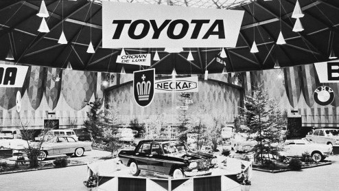 Feest bij Toyota op komst. Morgen bestaat het merk precies 75 jaar. Kiichiro Toyoda liet op 3 november 1937 Toyota Motor Company registreren. Zijn eerste product was de Toyota AA. In de jaren vijfti