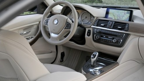 BMW heeft de prijzen van de nieuwe 3 Serie paraat. Vanaf februari volgend jaar is de sedan er vanaf 35.900 euro. Samen met de gelijk geprijsde dieselinstapper 316d en de 320d EfficientDynamics Edition