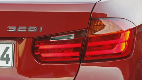 De nieuwe BMW 3 Serie belooft een goed nieuws show te worden dankzij innovatieve moderne snufjes, nog zuiniger motoren en meer interieurruimte. Grote vraag is nu hoe de F30-generatie zich op de weg