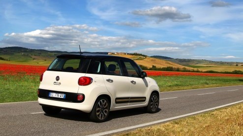 Precies vijf jaar na de introductie van de nieuwe generatie 500 introduceert Fiat de 500L, een grote vijfdeurs 500 met vijf zitplaatsen, ideaal voor het jonge gezin. Is deze ruimteversie net zon hebb