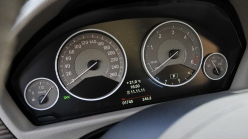 De nieuwe BMW 3 Serie belooft een goed nieuws show te worden dankzij innovatieve moderne snufjes, nog zuiniger motoren en meer interieurruimte. Grote vraag is nu hoe de F30-generatie zich op de weg