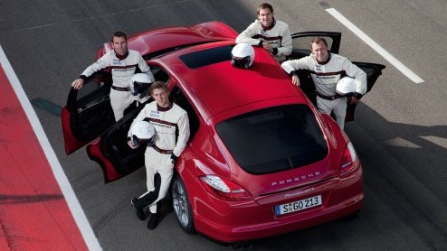 Porsche presenteert een ng sportievere versie van zijn Gran Turismo: de Panamera GTS. De Gran Turismo Sport heeft meer vermogen, een verlaagd en nog sportiever afgestemd onderstel en betere remmen. O