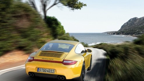 Porsche breidt de top van het modellengamma uit met twee vierwielaangedreven versies van de 911. De Coup en de Cabriolet van de 911 Carrera 4 GTS staan vanaf augustus bij de dealers.