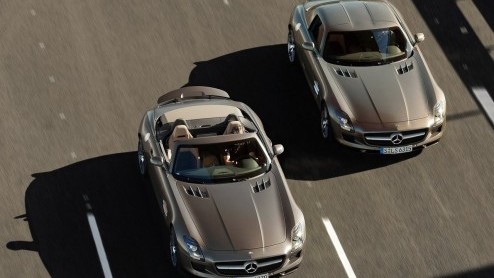Onlangs toonde Mercedes de SLS AMG Roadster vrijwel geheel in vol ornaat. De stap naar de officile beelden zonder afplaktape was nog maar een formaliteitje. En die hebben we nu; het dak kan er af!