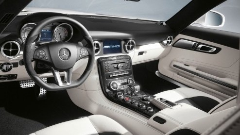 Onlangs toonde Mercedes de SLS AMG Roadster vrijwel geheel in vol ornaat. De stap naar de officile beelden zonder afplaktape was nog maar een formaliteitje. En die hebben we nu; het dak kan er af!