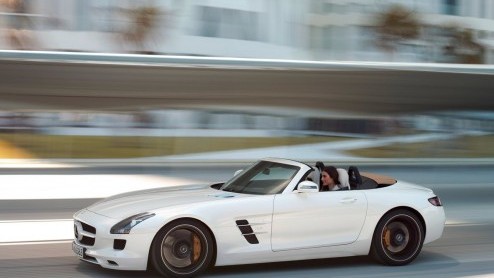 Onlangs toonde Mercedes de SLS AMG Roadster vrijwel geheel in vol ornaat. De stap naar de officile beelden zonder afplaktape was nog maar een formaliteitje. En die hebben we nu; het dak kan er af!
