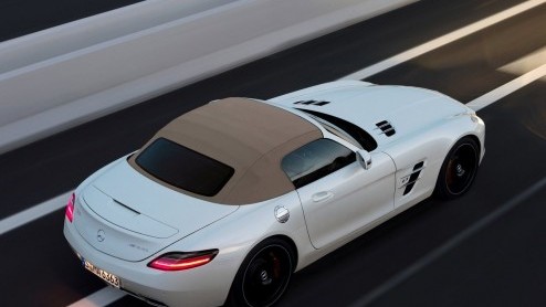 Onlangs toonde Mercedes de SLS AMG Roadster vrijwel geheel in vol ornaat. De stap naar de officile beelden zonder afplaktape was nog maar een formaliteitje. En die hebben we nu; het dak kan er af!