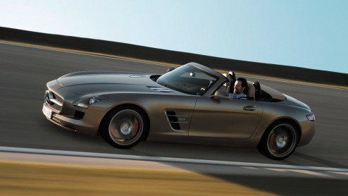 Onlangs toonde Mercedes de SLS AMG Roadster vrijwel geheel in vol ornaat. De stap naar de officile beelden zonder afplaktape was nog maar een formaliteitje. En die hebben we nu; het dak kan er af!