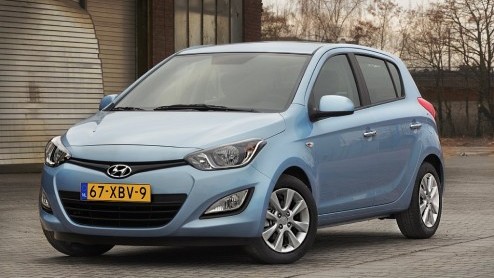 Momenteel maken we kennis met de vernieuwde Hyundai i20, die eind deze maand in de Nederlandse showrooms staat. De opgefriste vijfdeurs Koreaan met nieuwe, zuinige motoren is er vanaf 11.995 euro. Met