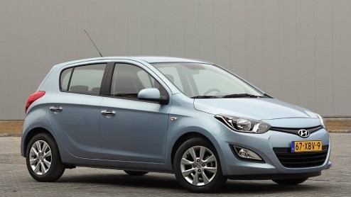 Momenteel maken we kennis met de vernieuwde Hyundai i20, die eind deze maand in de Nederlandse showrooms staat. De opgefriste vijfdeurs Koreaan met nieuwe, zuinige motoren is er vanaf 11.995 euro. Met