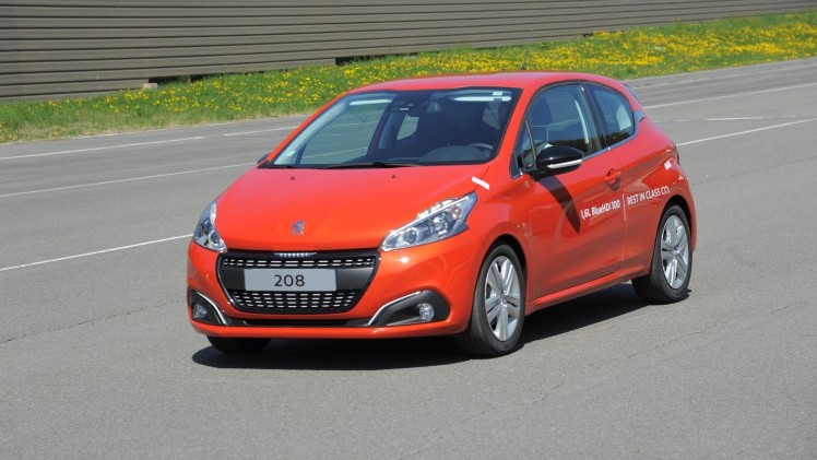 Peugeot 208 met nieuwe BlueHDi 100 dieselmotor blijkt een zuinigheidsrecord van 1 op 50 te hebben gerealiseerd.