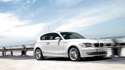 Downsizing hip? BMW gooit het bij de 116i over een andere boeg. Vanaf dit voorjaar wordt de 1.6 liter krachtbron vervangen door een geknepen tweeliter, zoals dat ook het geval is bij de 118i. Daarnaas