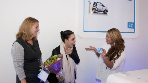 Het autodeelprogramma van Daimler - car2go  bestaat nu een jaar in ons land en niet zonder succes. Afgelopen weekend werd de 10.000e klant verwelkomd en inmiddels worden de 300 elektrische smarts mee