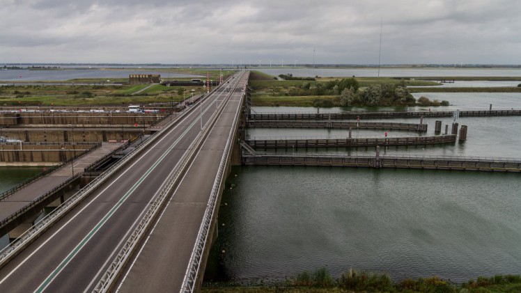 AutoVandaag viert in samenwerking met Athlon 100 jaar mobiliteit. In dit artikel staat de autoloze zondag vanaf 1939 centraal, een dag waarin het reguliere verkeer niet mocht rijden.