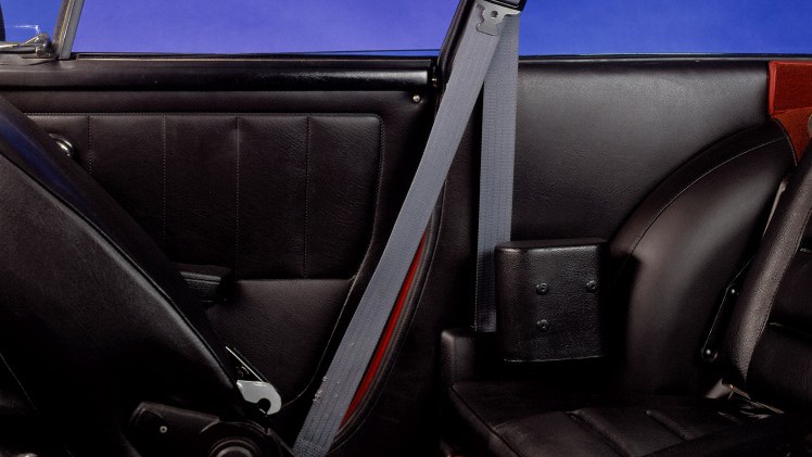 AutoVandaag viert in samenwerking met Athlon 100 jaar mobiliteit. In dit artikel staat de driepuntsgordel centraal, een levensreddende veiligheidsinnovatie ontwikkeld door Volvo in 1959.