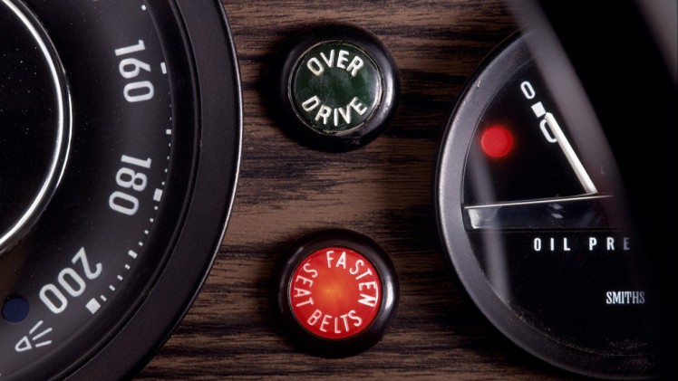 AutoVandaag viert in samenwerking met Athlon 100 jaar mobiliteit. In dit artikel staat de driepuntsgordel centraal, een levensreddende veiligheidsinnovatie ontwikkeld door Volvo in 1959.
