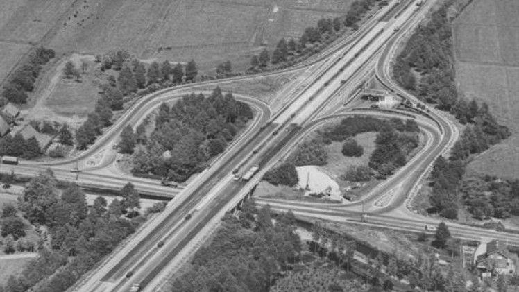 AutoVandaag viert in samenwerking met Athlon Car Lease 100 jaar mobiliteit. In dit artikel staat de opkomst van de eerste snelweg van Nederland centraal, de Rijksweg 12.