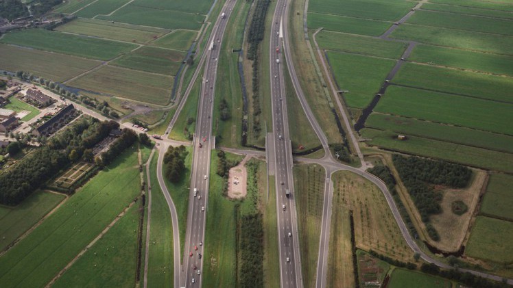 AutoVandaag viert in samenwerking met Athlon Car Lease 100 jaar mobiliteit. In dit artikel staat de opkomst van de eerste snelweg van Nederland centraal, de Rijksweg 12.