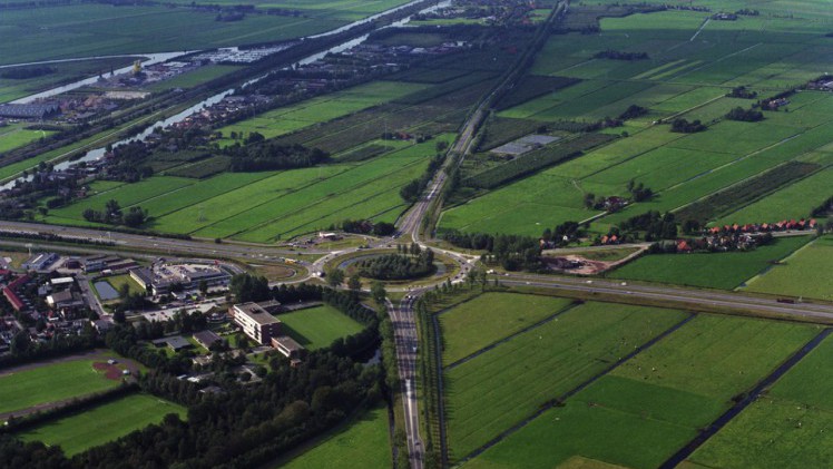 AutoVandaag viert in samenwerking met Athlon 100 jaar mobiliteit. In dit artikel staat de rotonde en het verkeersplein centraal, want die houden ons rijdend!