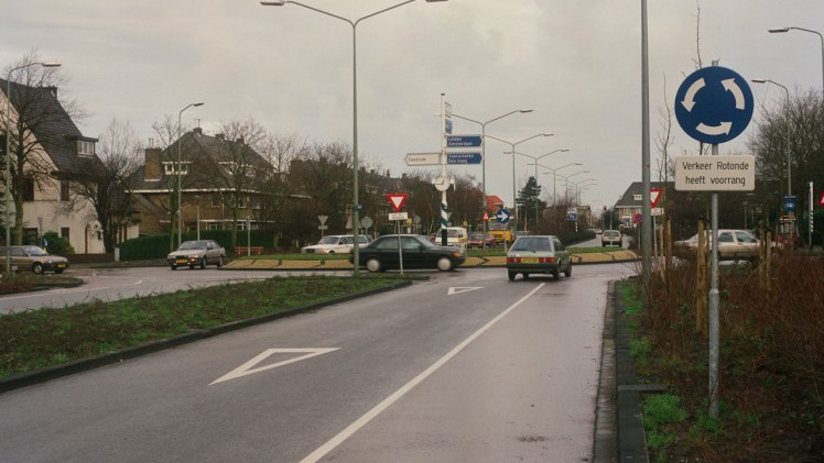 AutoVandaag viert in samenwerking met Athlon 100 jaar mobiliteit. In dit artikel staat de rotonde en het verkeersplein centraal, want die houden ons rijdend!