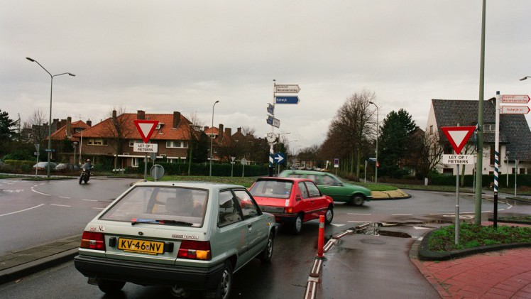 AutoVandaag viert in samenwerking met Athlon 100 jaar mobiliteit. In dit artikel staat de rotonde en het verkeersplein centraal, want die houden ons rijdend!