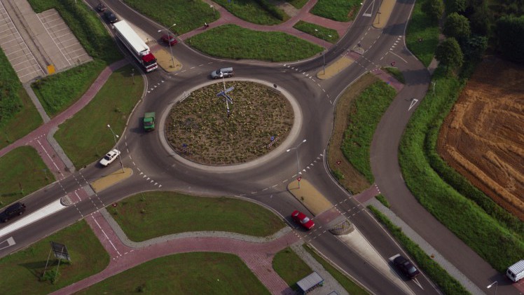 AutoVandaag viert in samenwerking met Athlon 100 jaar mobiliteit. In dit artikel staat de rotonde en het verkeersplein centraal, want die houden ons rijdend!