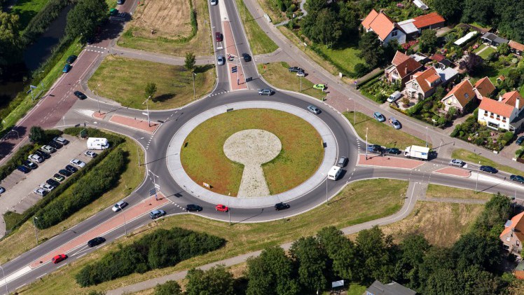 AutoVandaag viert in samenwerking met Athlon 100 jaar mobiliteit. In dit artikel staat de rotonde en het verkeersplein centraal, want die houden ons rijdend!