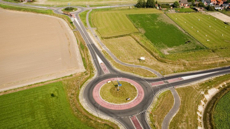 AutoVandaag viert in samenwerking met Athlon 100 jaar mobiliteit. In dit artikel staat de rotonde en het verkeersplein centraal, want die houden ons rijdend!
