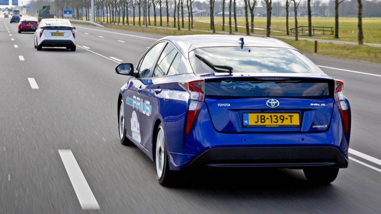 AutoVandaag viert in samenwerking met Athlon Car Lease 100 jaar mobiliteit. In dit artikel staat de opkomst van de cruise control centraal, een innovatie die zich ontwikkelt tot automatische piloot.