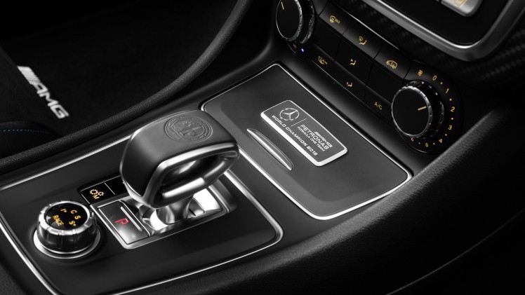 De Mercedes-AMG A 45 4Matic Mercedes AMG Petronas 2015 World Champion Edition viert overwinning in de koningsklasse van de autosport.