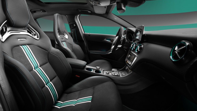 De Mercedes-AMG A 45 4Matic Mercedes AMG Petronas 2015 World Champion Edition viert overwinning in de koningsklasse van de autosport.