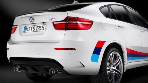 BMW gaat 100 stuks bouwen van deze X6 M Design Edition. Het pakket voorziet vooral in uiterlijke verfraaiingen, de prestaties van de 555 pk sterke X6 M gaan er niet op vooruit.