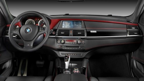 BMW gaat 100 stuks bouwen van deze X6 M Design Edition. Het pakket voorziet vooral in uiterlijke verfraaiingen, de prestaties van de 555 pk sterke X6 M gaan er niet op vooruit.