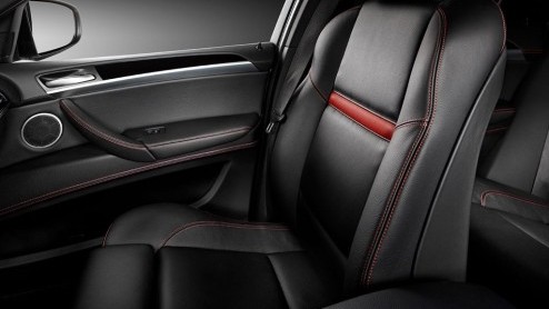 BMW gaat 100 stuks bouwen van deze X6 M Design Edition. Het pakket voorziet vooral in uiterlijke verfraaiingen, de prestaties van de 555 pk sterke X6 M gaan er niet op vooruit.
