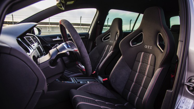 Volkswagen Golf GTI Clubsport nu ook leverbaar met handbak. Je bent er 1 km/u sneller mee en je houdt 1000 euro op zak.