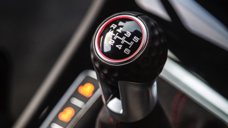 Volkswagen Golf GTI Clubsport nu ook leverbaar met handbak. Je bent er 1 km/u sneller mee en je houdt 1000 euro op zak.