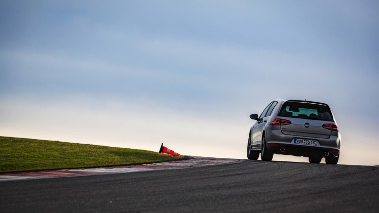 Volkswagen Golf GTI Clubsport nu ook leverbaar met handbak. Je bent er 1 km/u sneller mee en je houdt 1000 euro op zak.