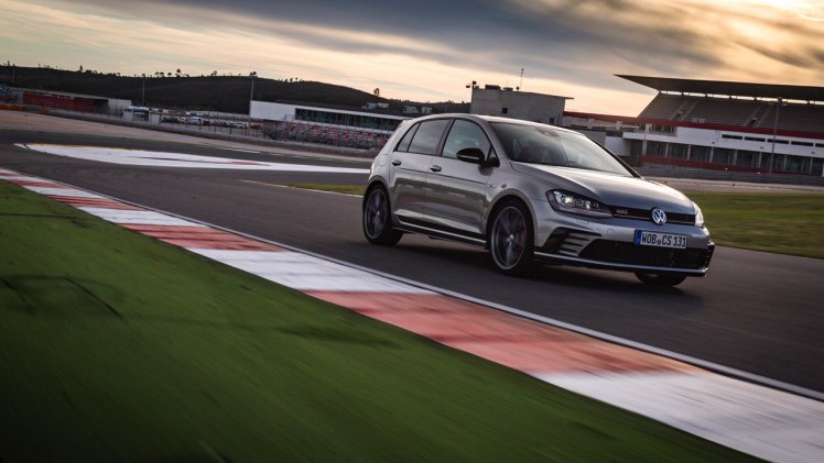 Volkswagen Golf GTI Clubsport nu ook leverbaar met handbak. Je bent er 1 km/u sneller mee en je houdt 1000 euro op zak.