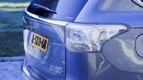Mitsubishi heeft de 10.000e Outlander PHEV de weg op gestuurd. In 2014 noteert de plug-in hybride SUV met 7% bijtelling nog altijd 300-400 orders per maand.