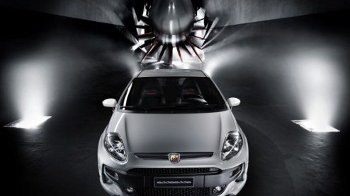 Abarth presenteert aanstaande zondag tijdens Italia a Zandvoort naast de 500C met handbak ook de extra gepeperde versie van de Abarth Punto Evo; de Esseesse met 180 pk en variabele KONI-dempers. Smake