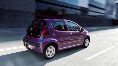 Onlangs heeft Peugeot de vernieuwde 107 gentroduceerd. Vandaag maakt de importeur het bijbehorende leveringsprogramma en de prijzen bekend. De nieuwe 107 is er vanaf 8390 euro. Vanaf de leveringsstar