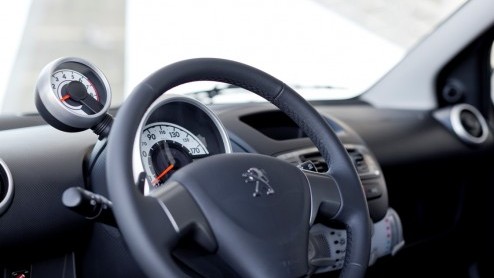 Net als de Aygo en C1 krijgt ook de Peugeot 107 weer een opkikker dankzij geretoucheerde uitstraling, techniek en uitrusting. De populaire stadsdreumes staat vanaf maart in de showroom. Prijzen worden